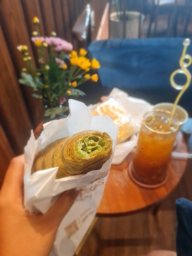 Croissant và trà đá