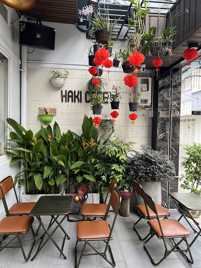 Khu vực sân vườn HaKi Cafe